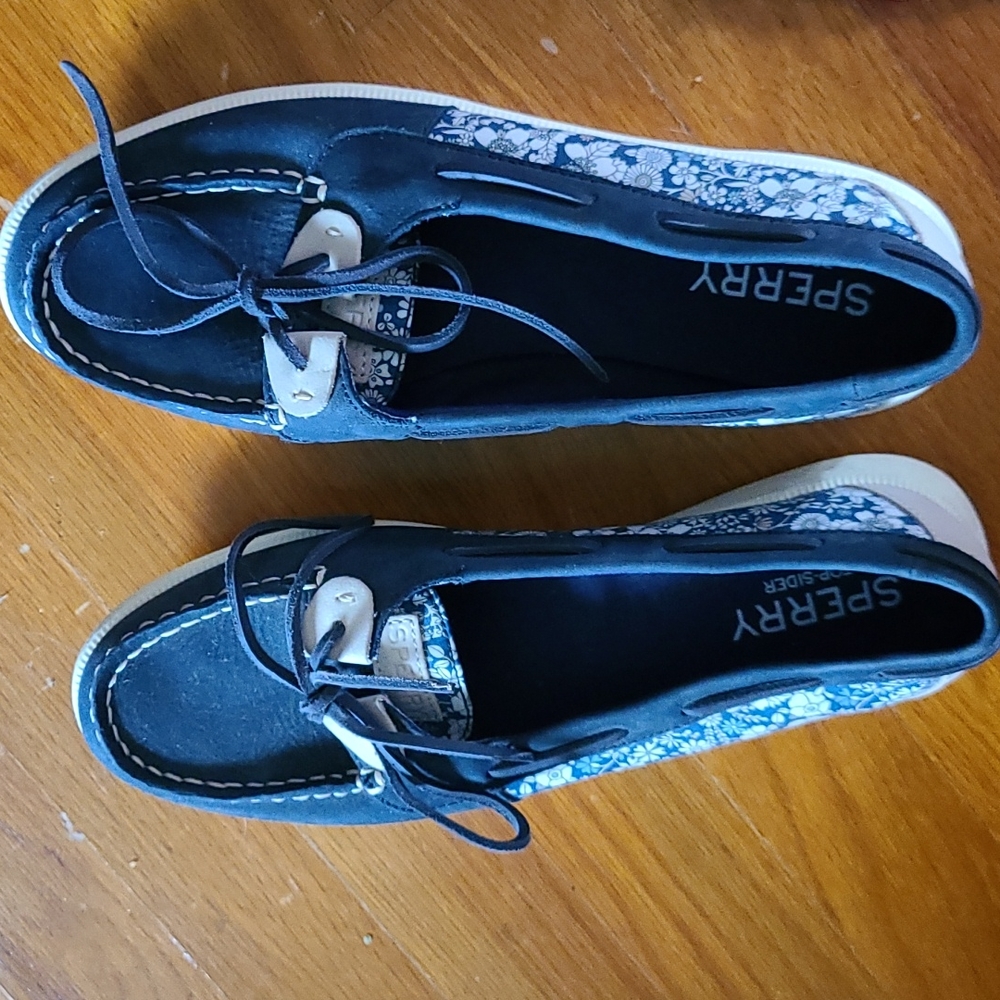 Sperry top-slider shoes size 9